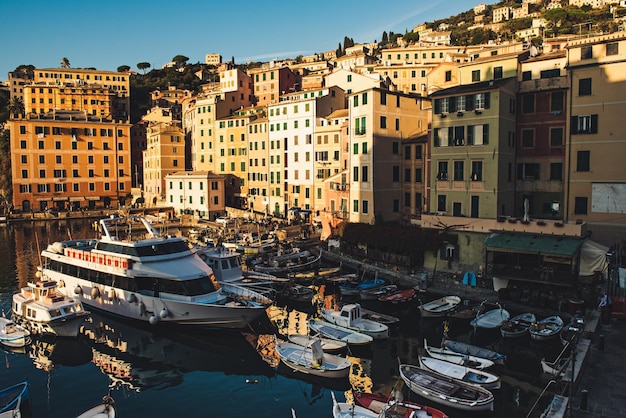 Tramonto nella città di camogli in italia