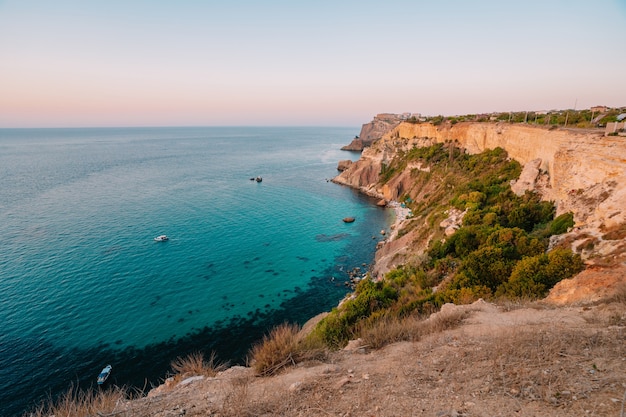 Tramonto a capo fiolent, panorama del mar nero con acque azzurre, crimea