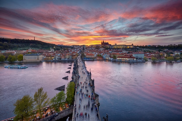 Tramonto sul ponte carlo e il castello di praga