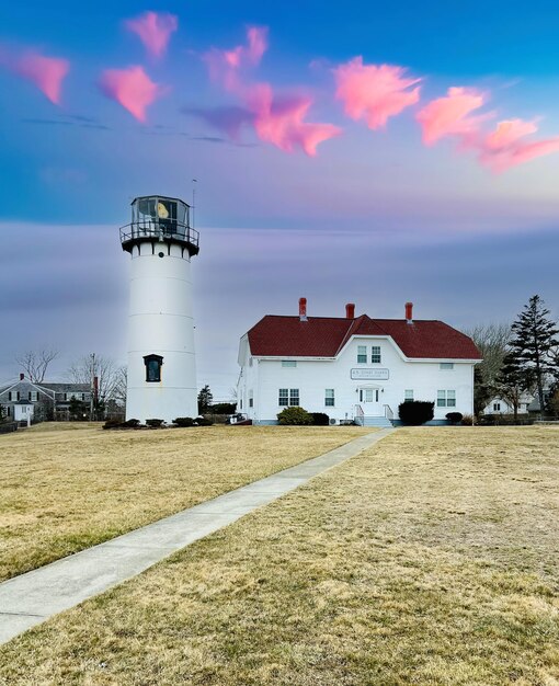 Photo sunset at the chatham cape cod lighthouse