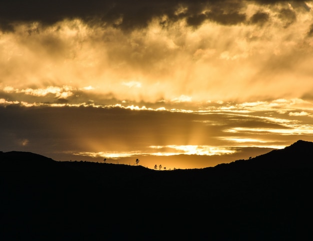 Photo the sunset clears the landscape