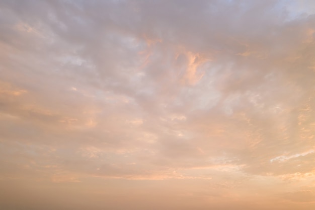 空に幻想的な色と夕日の曇りの背景