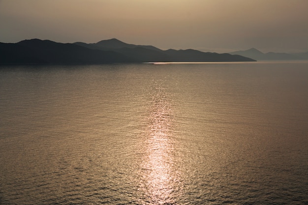 クロアチア、アドリア海の海岸の夕日