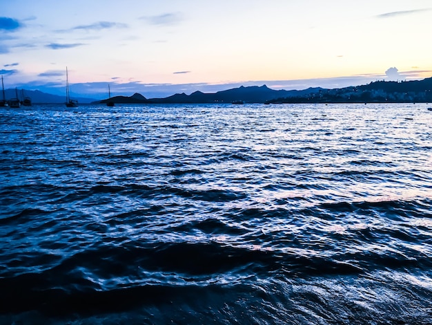 海岸の美しい海の景色の背景に沈む夕日