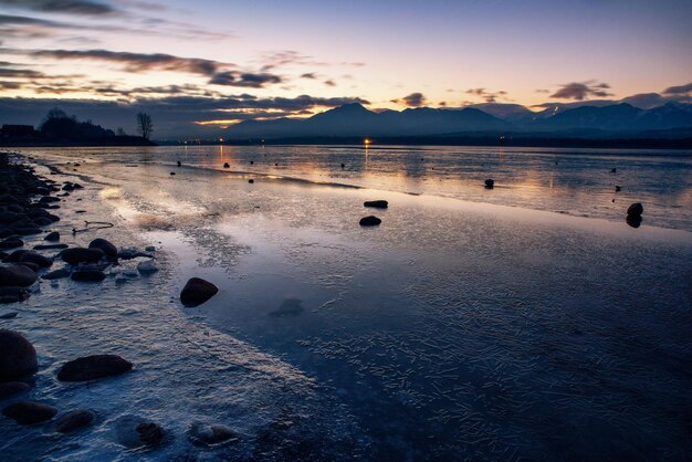 湖の海岸の夕日 自然の風景 スロバキアの自然 日没時の反射の青い空と黄色の日光の風景