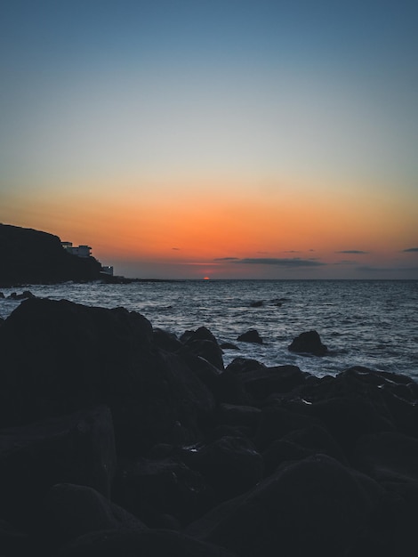 テネリフェ島の海岸に沈む夕日
