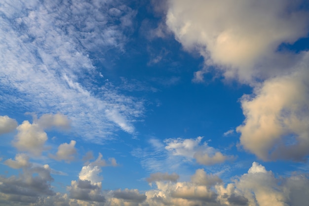 夕日のカラフルな劇的な空雲