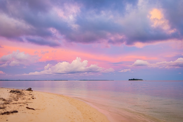 カラフルな夕焼けの海、熱帯の砂漠のビーチ、人々なし、劇的な雲、旅行先の逃避、インドネシアスマトラ島