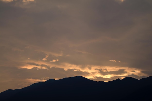 太陽と雲の背景を持つカラフルな夕焼け空