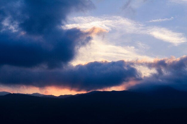 太陽と雲の背景を持つカラフルな夕焼け空