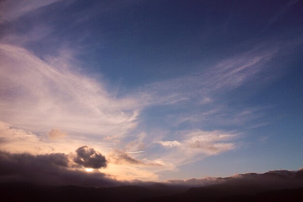 太陽と雲の背景を持つカラフルな夕焼け空