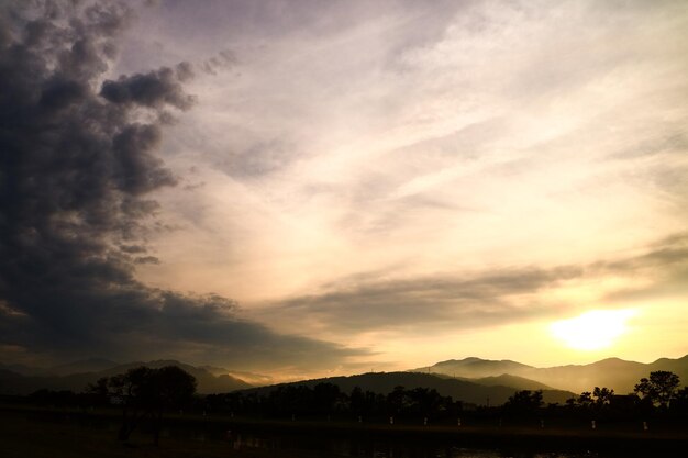 太陽と雲の背景を持つカラフルな夕焼け空