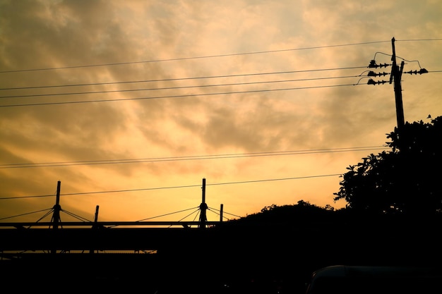 太陽と雲の背景を持つカラフルな夕焼け空