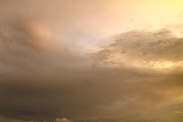 太陽と雲の背景を持つカラフルな夕焼け空