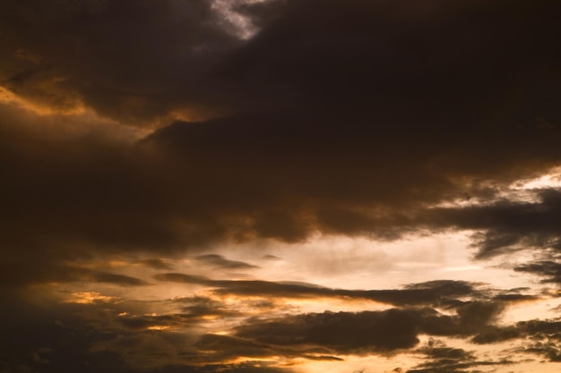 太陽と雲の背景を持つカラフルな夕焼け空