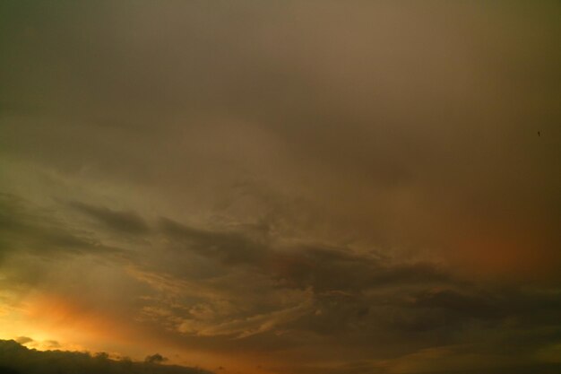 太陽と雲の背景を持つカラフルな夕焼け空