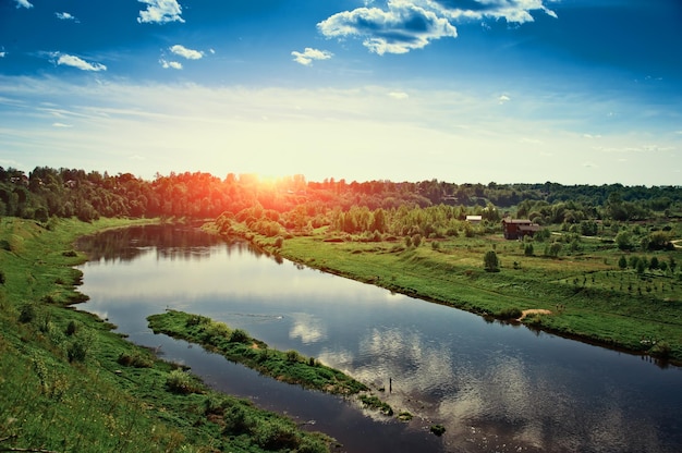 Photo sunset cuts through the clouds over the river volga rzhev