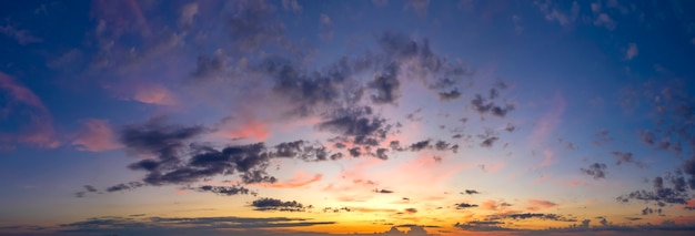 日没または夜明け、雲のある美しい色の空、ドローンの眺め、明るい夏の風景。