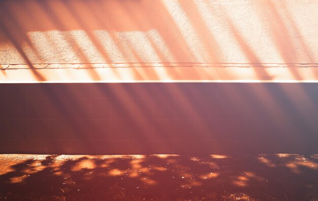 Photo sunset dramatic light beams on street wall background