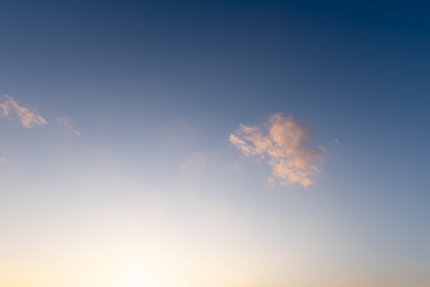 夕焼け劇的なオレンジ色の雲空