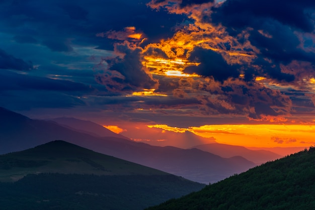 Cielo drammatico di tramonto sopra il paesaggio delle montagne nella regione marche, italy