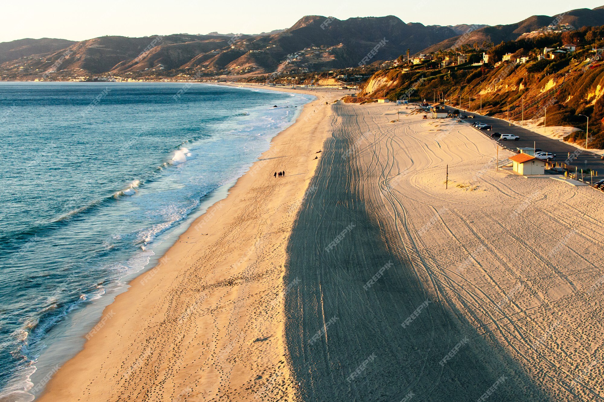 Premium Photo  An aerial view of zuma beach and mountains against