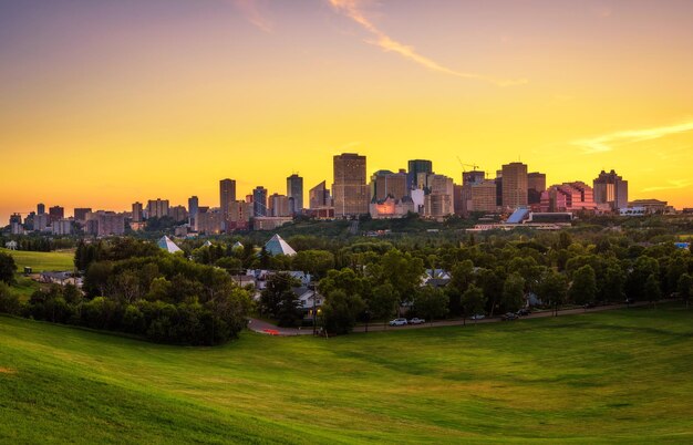 Photo sunset above edmonton downtown canada