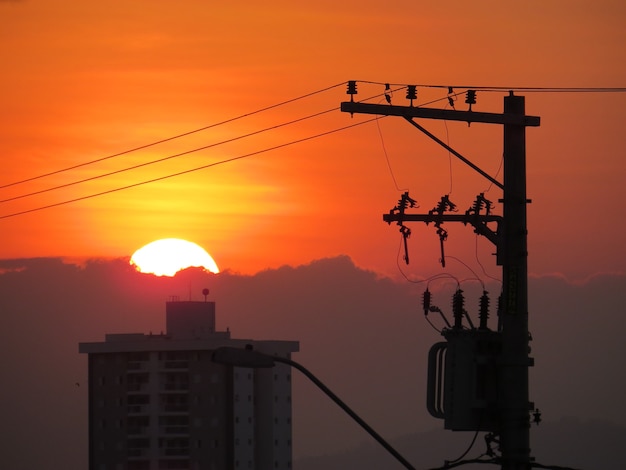 夕日と電柱のシルエット