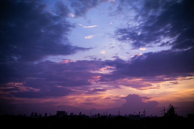 リラックスして仕事を休む夕方の夕日