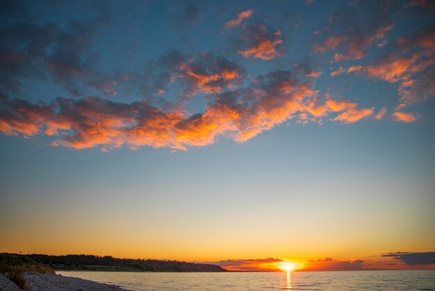 夕方の海に沈む夕日