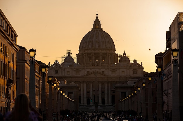 Foto il tramonto sulla bellissima basilica costantinense di san pietro nella città del vaticano