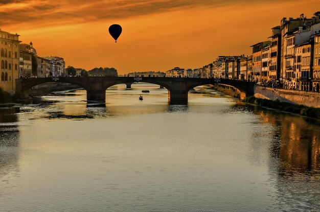 フィレンツェのアルノ川橋、トスカーナ、イタリアに沈む夕日。