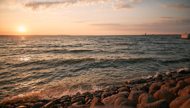 夏の夜のグダニスク海岸の夕日 バルト海の劇的な海景