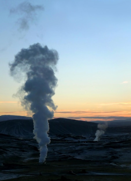 Закат над геотермальной зоной поздней осенью в Северной Исландии