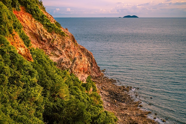 Photo sunset at giant cliff at larn island koh larn beautiful of sea at chonburi thailand