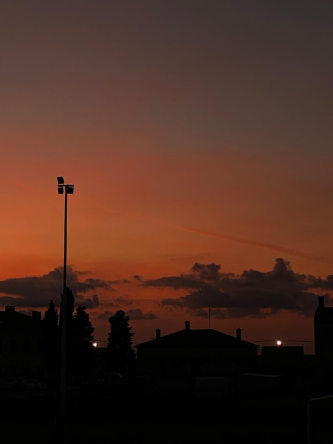 Foto il tramonto diventa selvaggiamente rosso nella mia città natale in croazia
