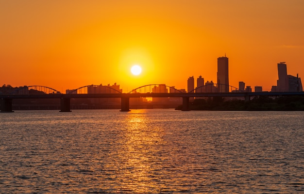 韓国ソウル市の漢江の夕日。