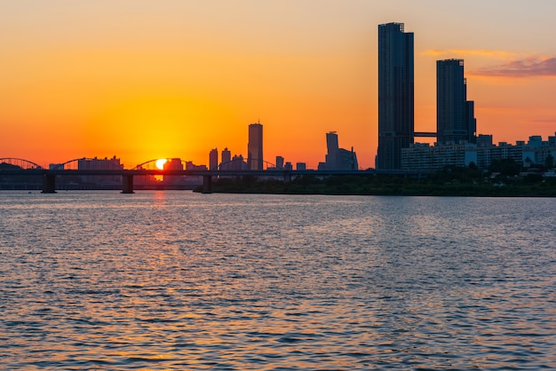 Tramonto al fiume han nella città di seoul, corea del sud.