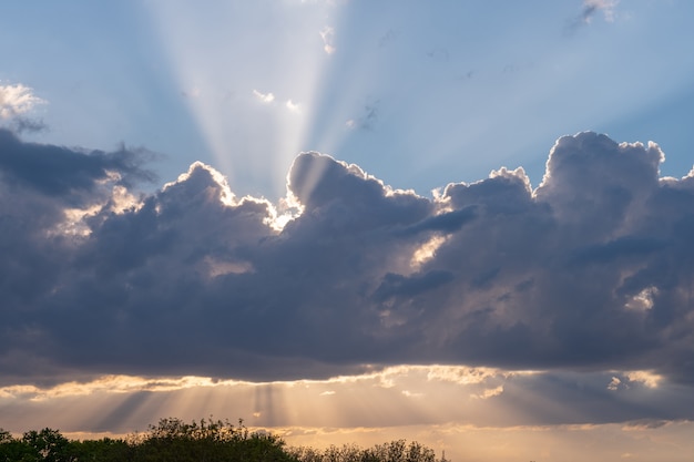 写真 夕焼け雲の移動の背後に隠れて、雷雨。