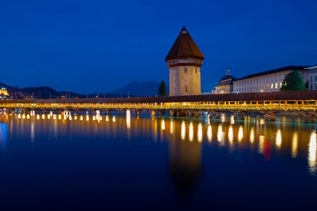 Photo sunset in historic city center of lucerne with famous chapel bridge and lake lucerne