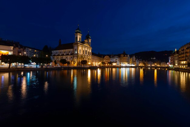 Photo sunset in historic city center of lucerne with famous chapel bridge and lake lucerne