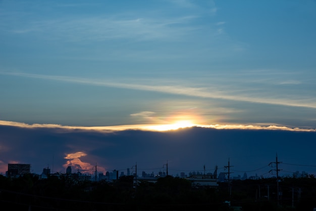 雲を伴う夕焼けのイメージは、線を分割する