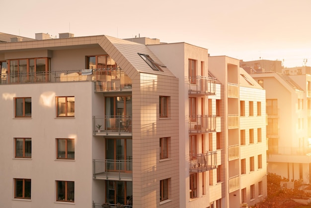 Фото Закат в районе современных малоэтажных жилых домов европейская современная недвижимость с лофтами