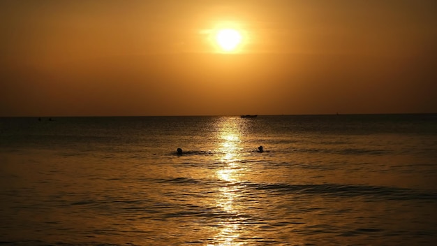 写真 赤道タンザニアザンジバルの海に沈む夕日