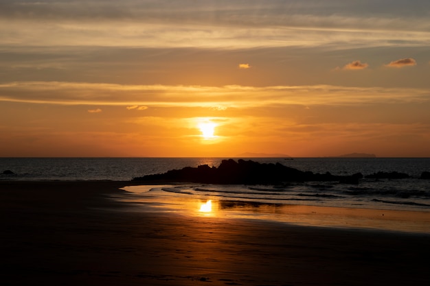 写真 海で夕方に夕日。