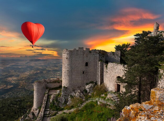 Foto tramonto sul castello di kantara a cipro del nord. le origini del castello risalgono al x secolo.