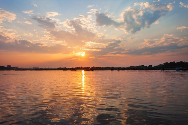 ケシ・ガート・ブリンダーヴァンの夕日