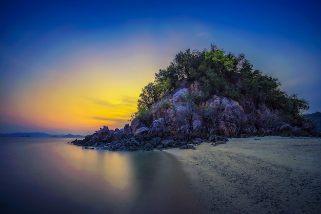 クラビ県のホン島に沈む夕日