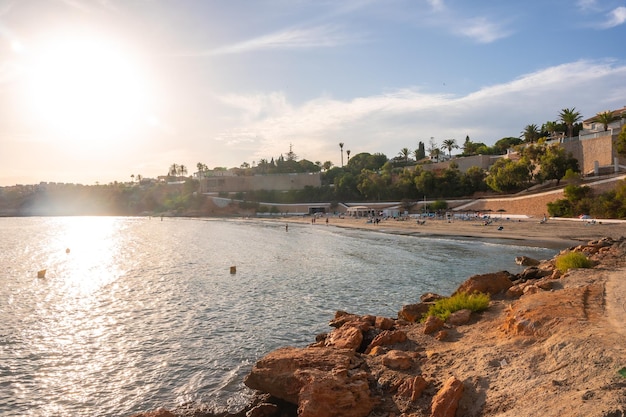 카보 로이그 알리칸테(Cabo Roig Alicante)의 여름 라 칼레타(La Caleta) 해변의 일몰