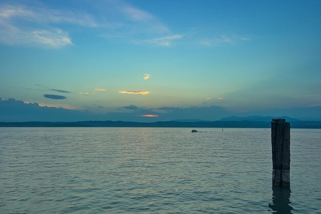 シルミオーネの海岸にあるガルダ湖の夕日